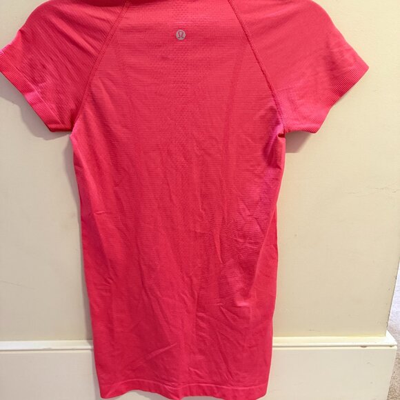 Lululemon Swiftly Tech Short-Sleeve Shirt 2.0 - Lip Gloss - Size 4 - Hip Length - Picture 2 of 5